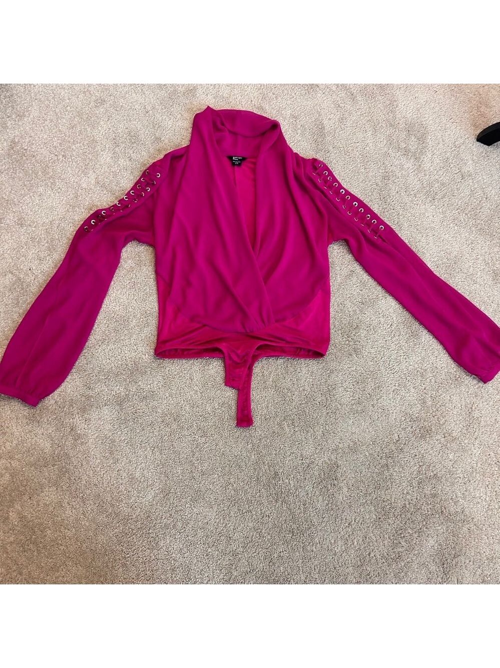 Marciano for Guess pink draped wrap V neck grommet cutout long sleeve bodysuit M - Picture 8 of 14